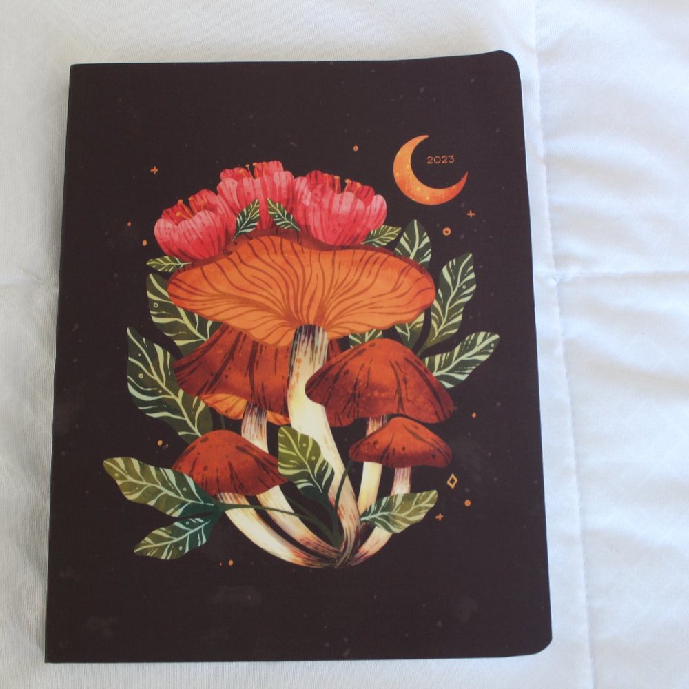 DENIK - 2023 PLANNER MIDNIGHT MUSHROOM LAYFLAT MEDIUM